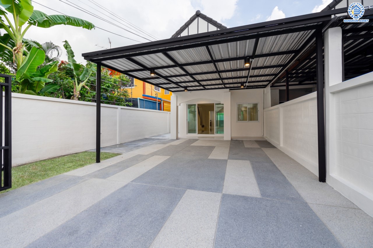 บ้านมือสองตกแต่งใหม่ ม.ลานทอง ติวานนท์-ปากเกร็ด เนื้อที่ 46 ตร.ว. ฟังก์ชัน 2 ห้องนอน 2 ห้องน้ำ จอดรถได้ 2 คัน บนทำเลทองเดินทางสะดวกติด ถ.ติวานนท์ ใกล้ห้าแยกปากเกร็ด เมืองทองธานี ทางด่วน, เซ็นทรัลแจ้งวัฒนะ และรถไฟฟ้าสายสีชมพู (สายอนาคต) "สถานีปากเกร็ด"